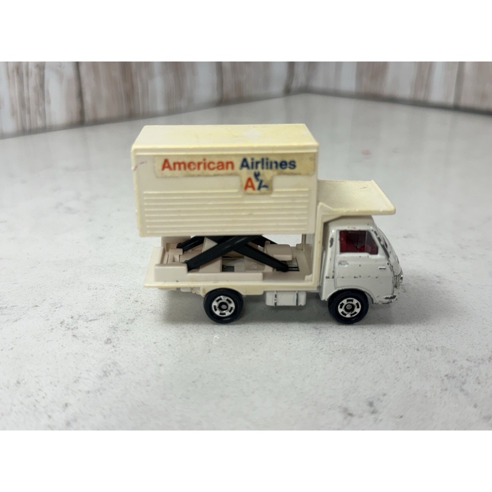 Vintage Tomica No. 35 Isuzu Airport Catering Truck American Airlines Japan
